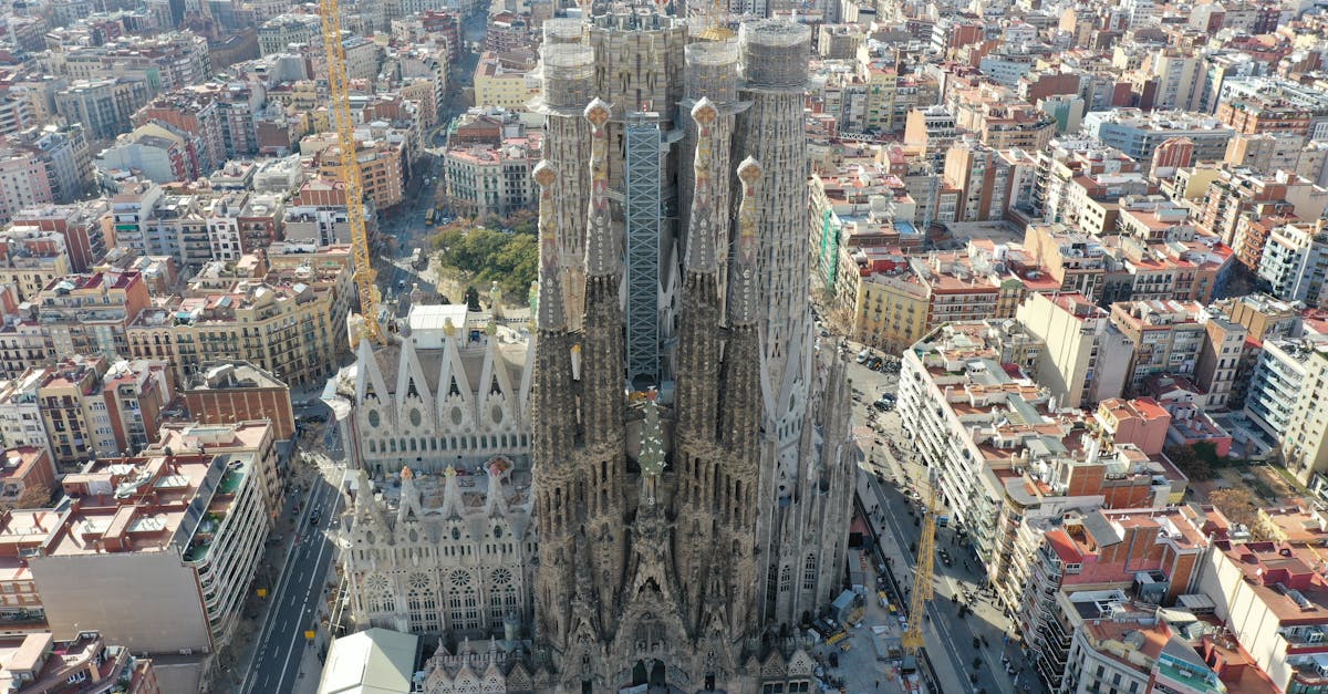 Dlaczego warto odwiedzić Barcelonę w podróży do Hiszpanii?