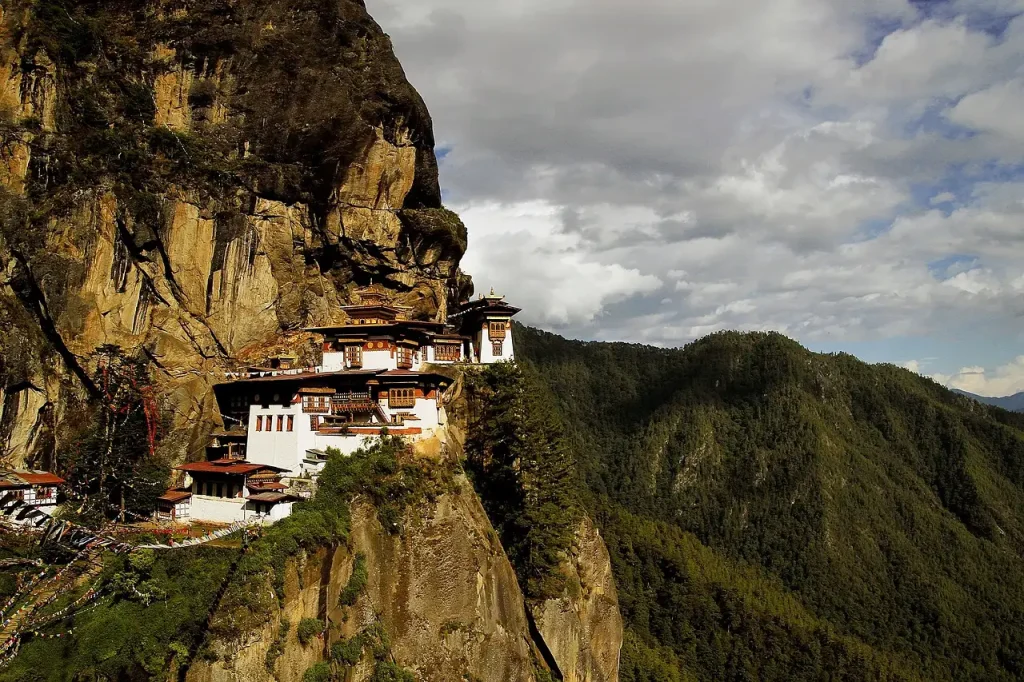 Jaka jest krótka historia Bhutanu i jego kultura?