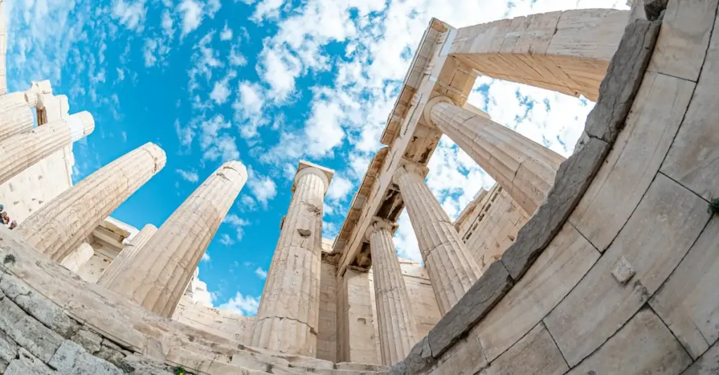 Dlaczego warto zobaczyć Akropol w Atenach? Oto powody!