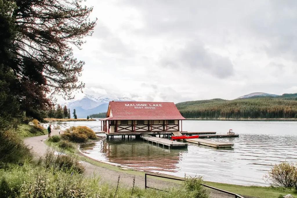 Jakie są wymiary jeziora Athabasca w Kanadzie?
