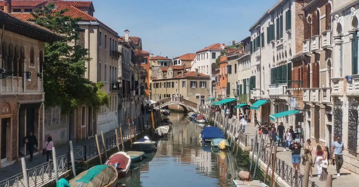 Które włoskie miasto słynie z kanałów zamiast ulic?