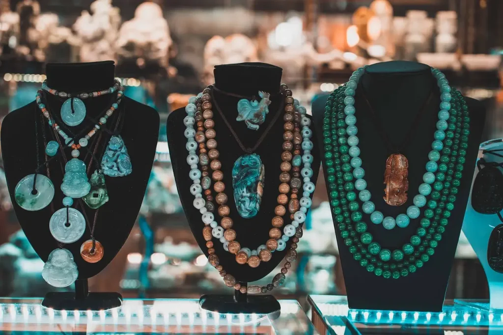 Jak kamienie szlachetne i jadeit wpływały na sztukę Azteków?