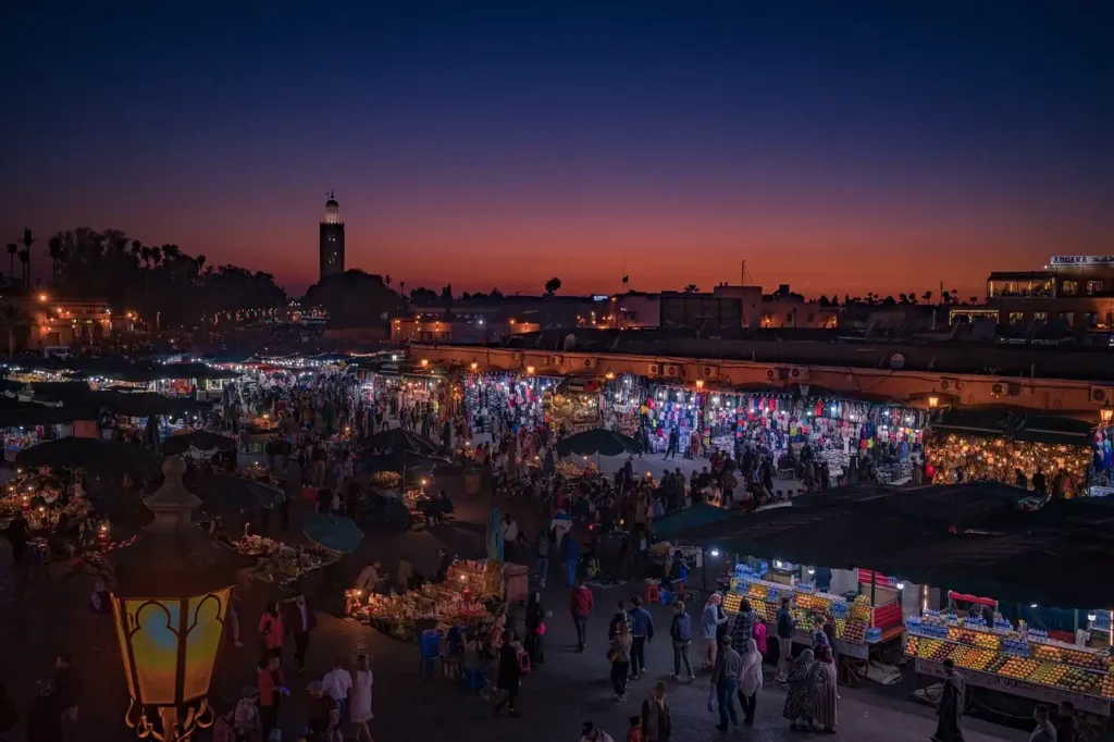 Jakie miasto w Maroku słynie z Jemaa el-Fnaa?