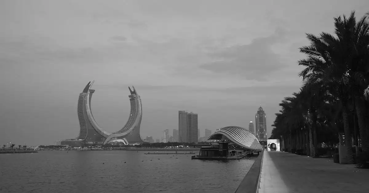 Jakie miasto słynie z promenady Corniche?