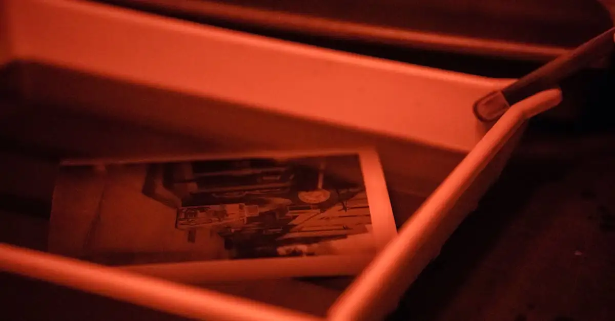 Jakie wady mają mokre płytki w porównaniu do nowoczesnych filmów?