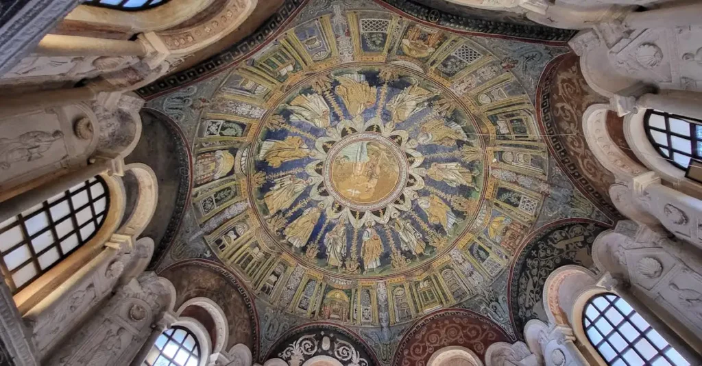 Dlaczego mozaiki w Ravenna przyciągają turystów we Włoszech?
