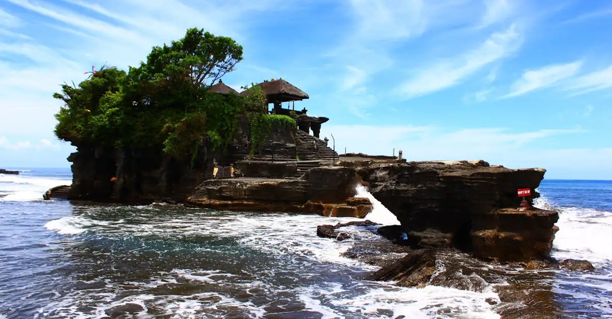 Jakie indonezyjskie miasto słynie z plaż i świątyń?