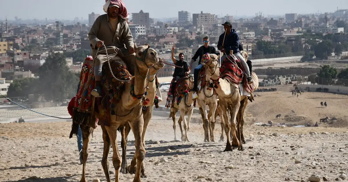 Jakie miasto znajduje się przy piramidach w Gizie?