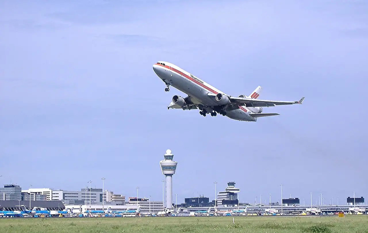 Ile osób zatrudnionych jest na lotnisku Schiphol?