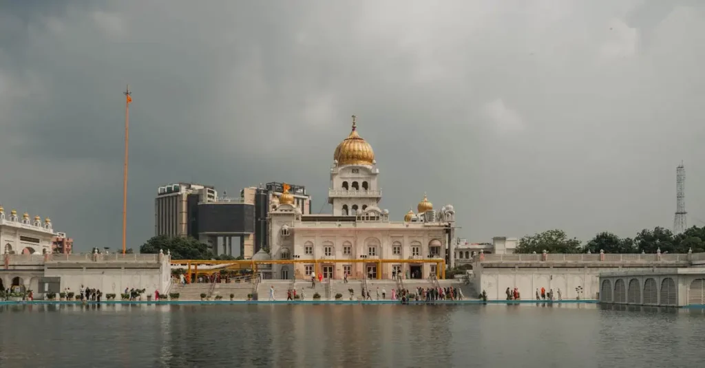 Która marmurowa świątynia w Indiach to Złota Świątynia?