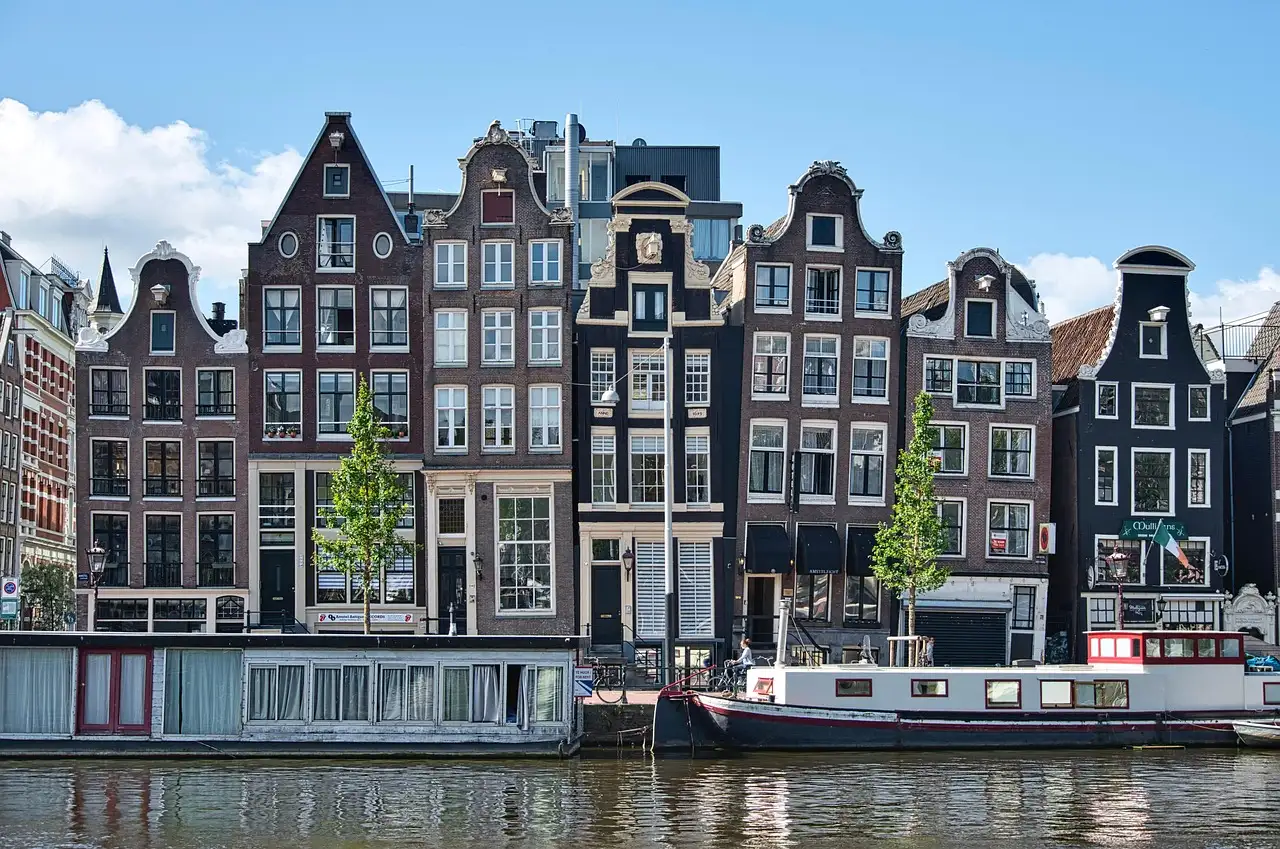 Jak długo trwa podróż z Amsterdamu do Splitu autobusem lub pociągiem?