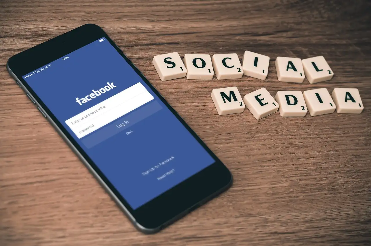 Jak Facebook przeszedł od uniwersytetu do globalnej sieci?