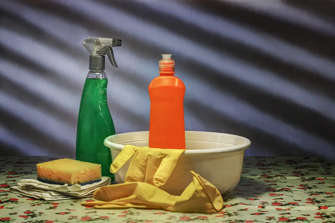 Jak ocet w sprayu skutecznie czyści i zwalcza szkodniki?