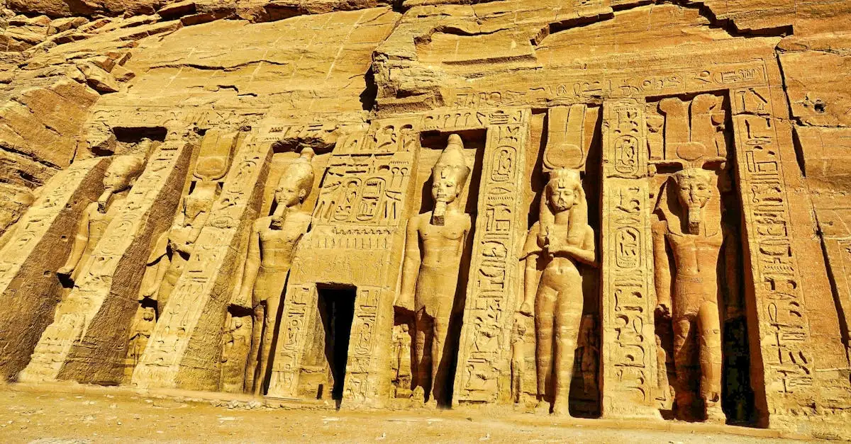 Które miasto w Egipcie jest znane z świątyń Abu Simbel?