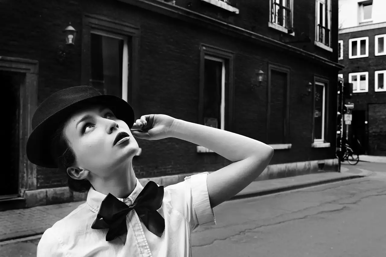 Jaki kolor krawata wybrać do niebieskiego garnituru?