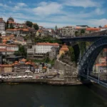 Jakie portugalskie miasto znajduje się nad doliną Douro?