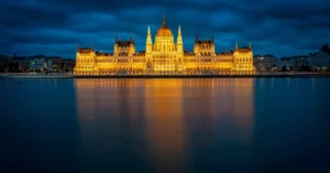 Które miasto nad Dunajem słynie z imponującego parlamentu?